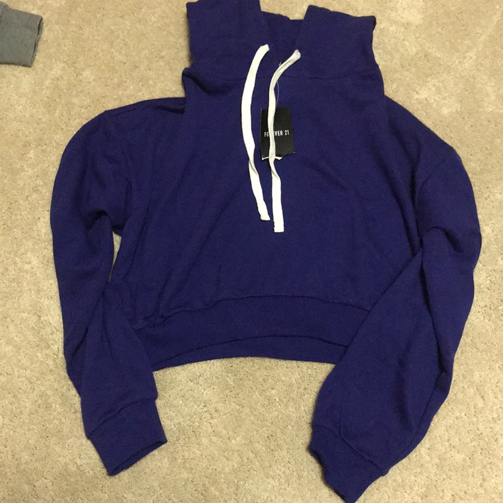Cropped sweatshirt still with tags